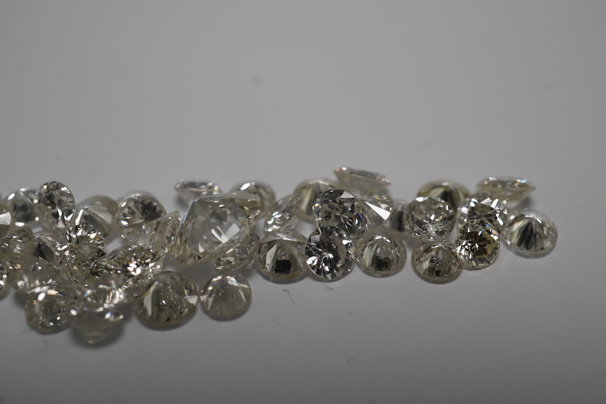 A quantity of assorted unmounted round brilliant cut diamonds